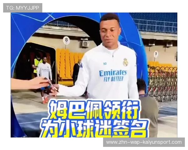 姆巴佩街头帮小孩签名,粉丝暖心留言不断